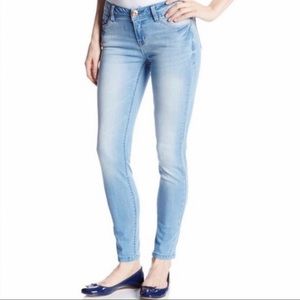 Kenzie “You look pretty” distressed skinny Jean size 2